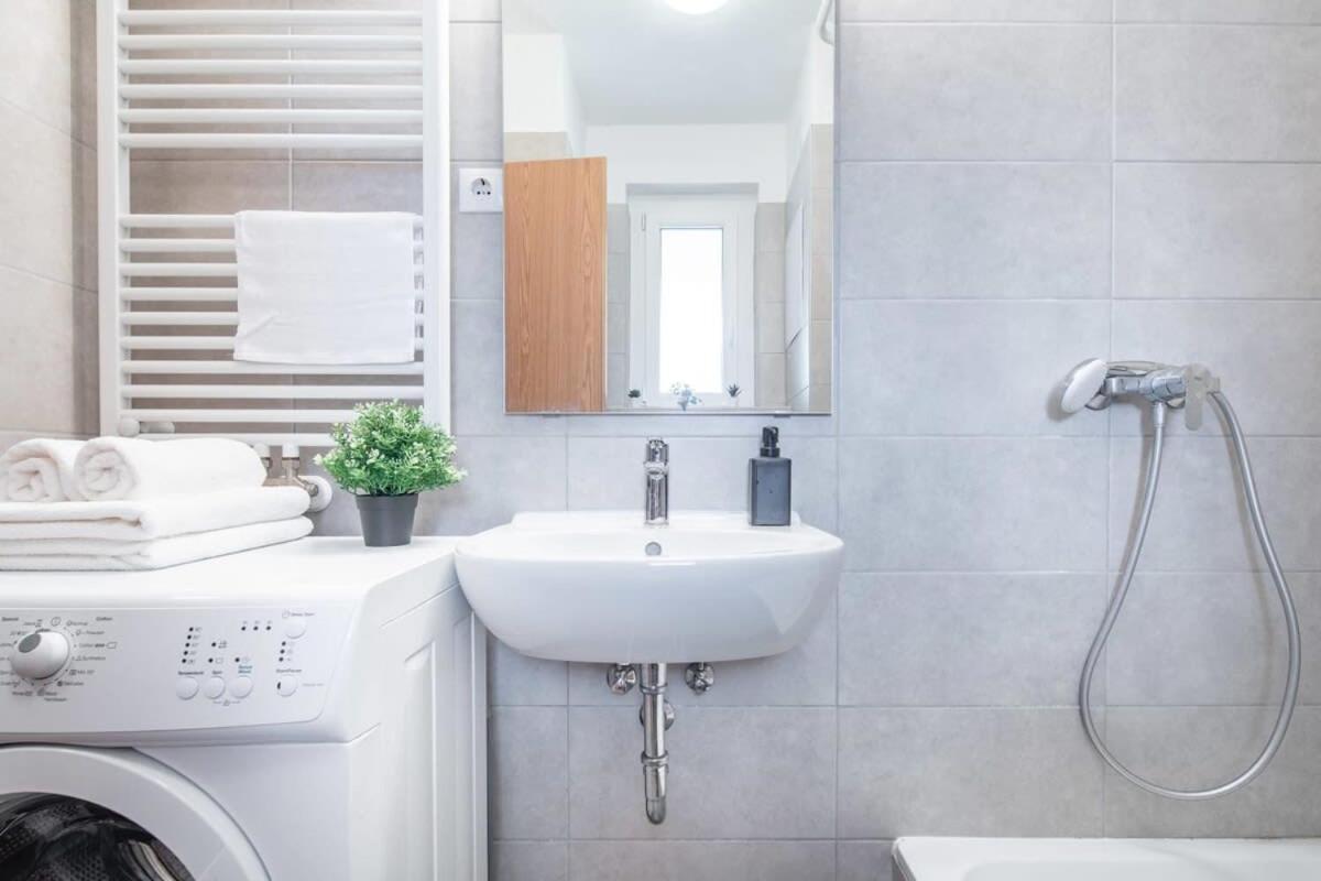 Cute Central Apartment With Balcony ブダペスト エクステリア 写真